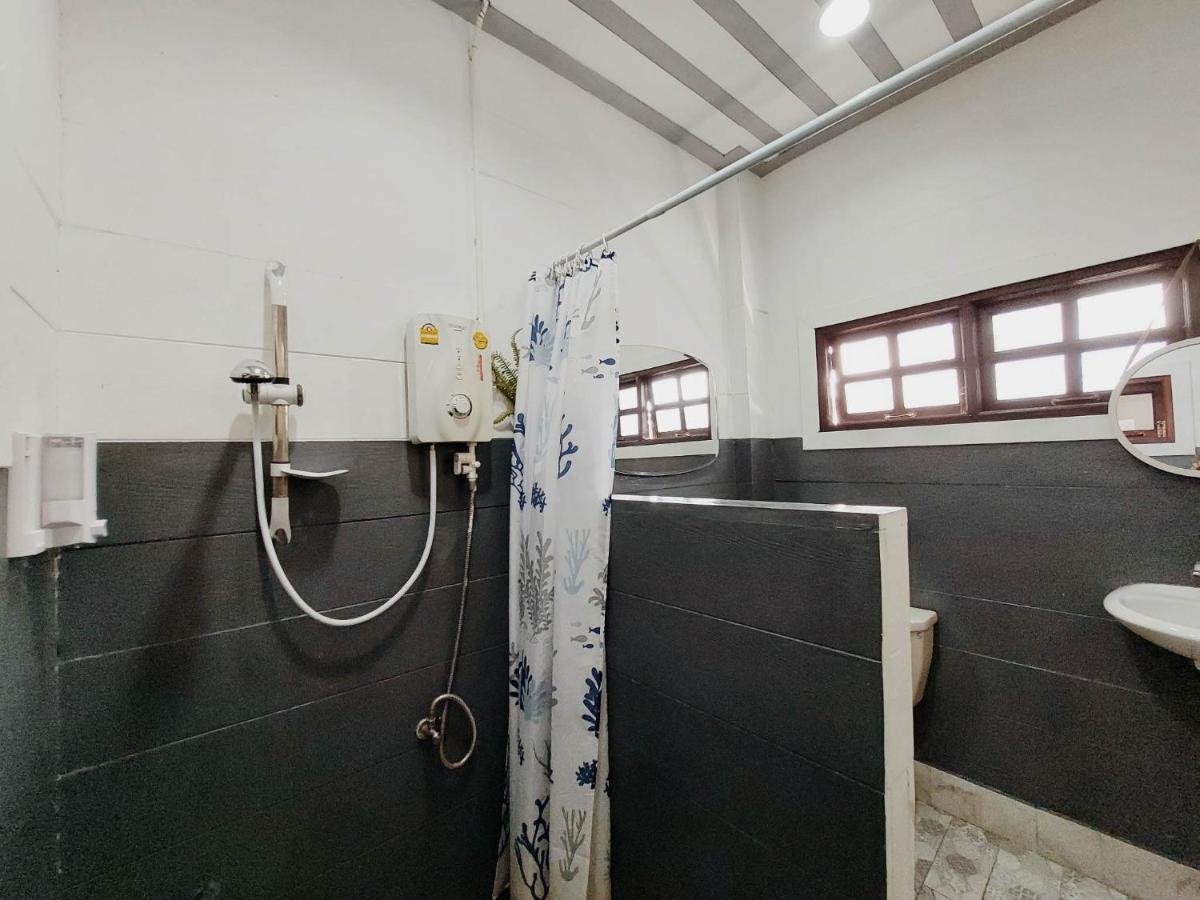 The Warehouse - Ayutthaya Apartman Kültér fotó